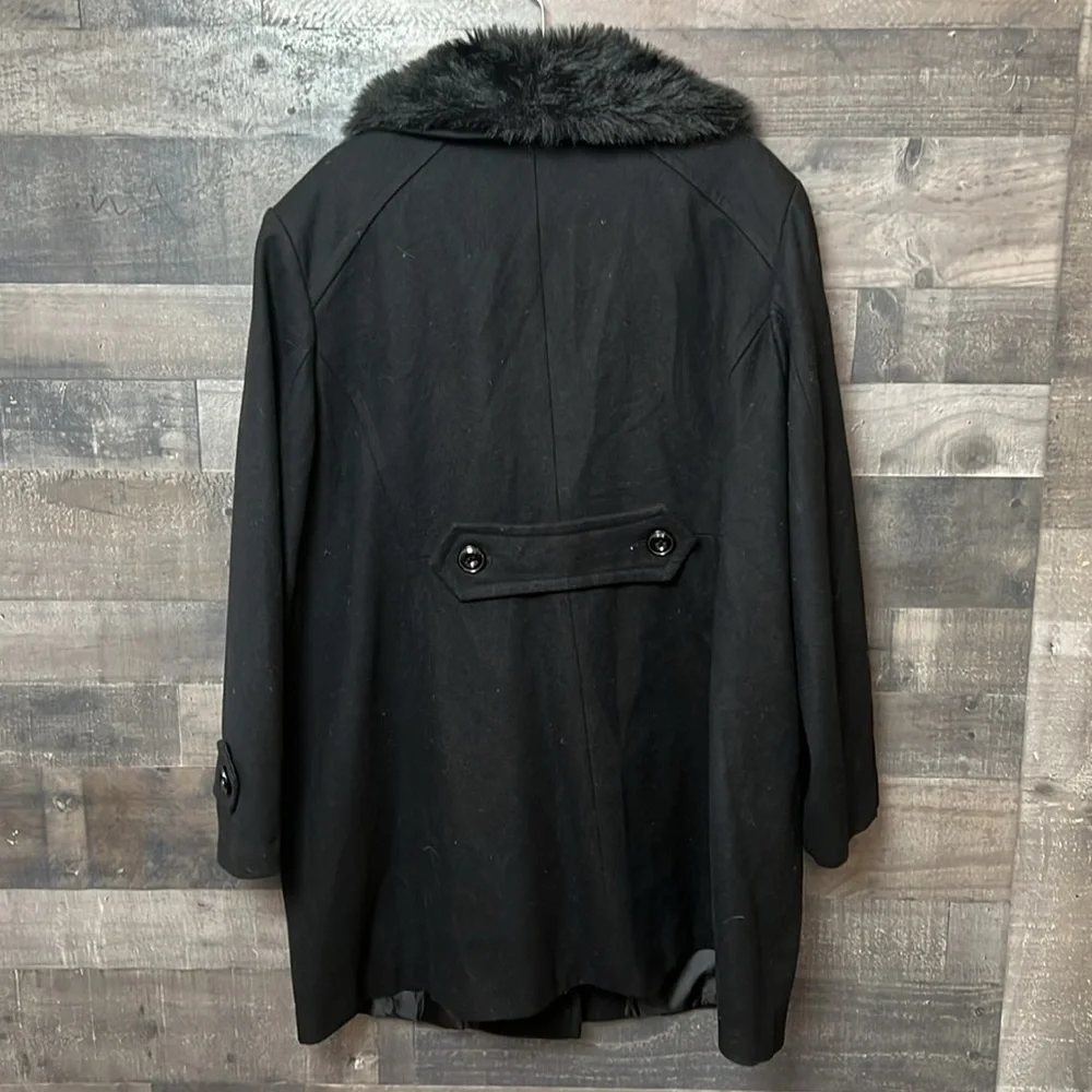 Classy Black Giacca Coat with Faux Fur Collar - Picture 5 of 7